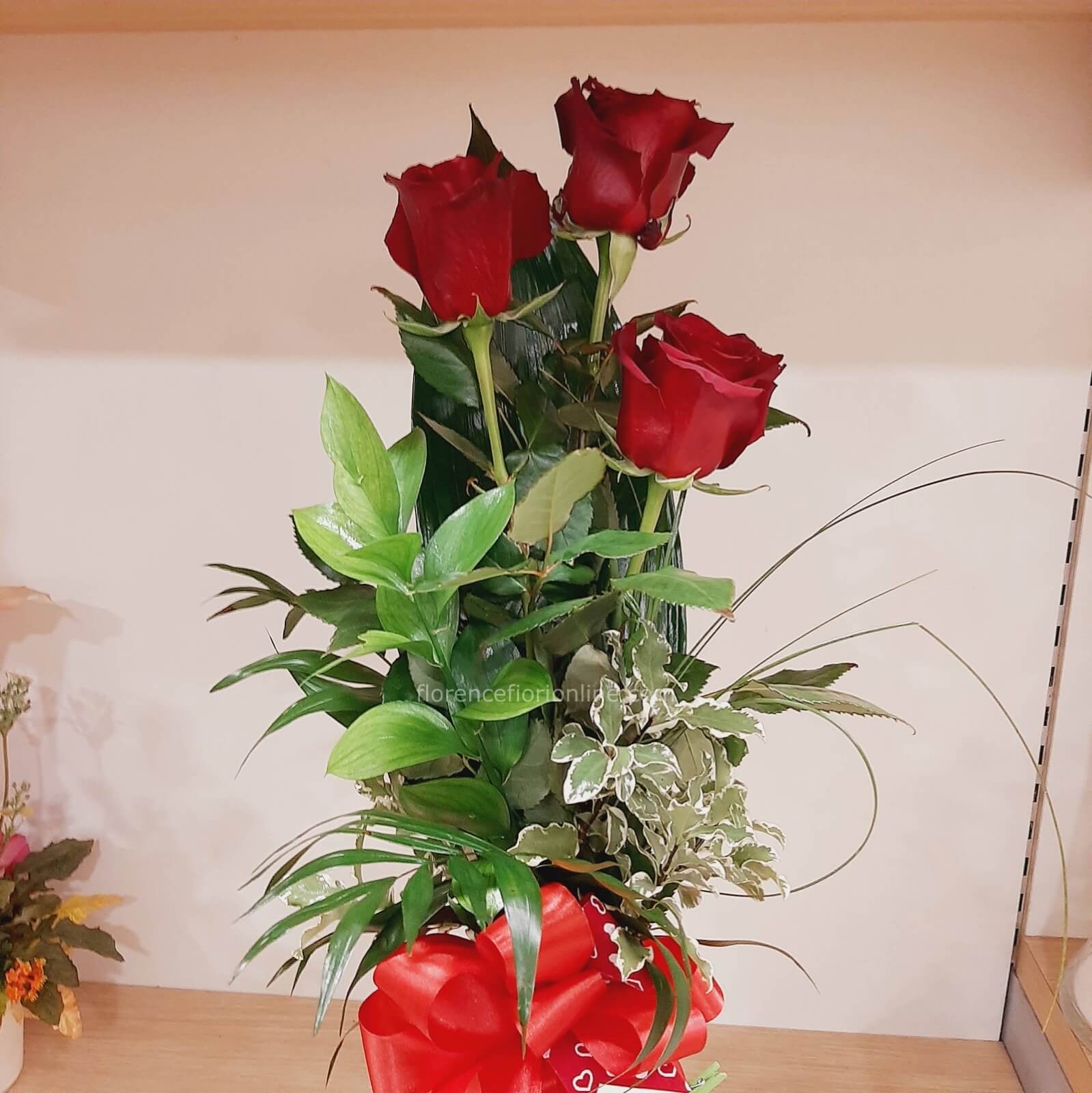Tre Rose rosse » Fiorista consegna fiori e piante a domicilio a Gaeta.  Acquisto e invio online di fiori a Gaeta e Formia.